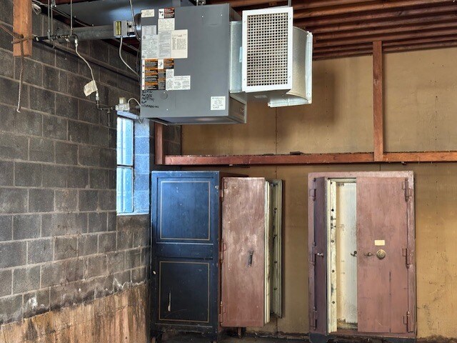 More Photos Of 12 Pease Ave, Middletown Showroom For Lease