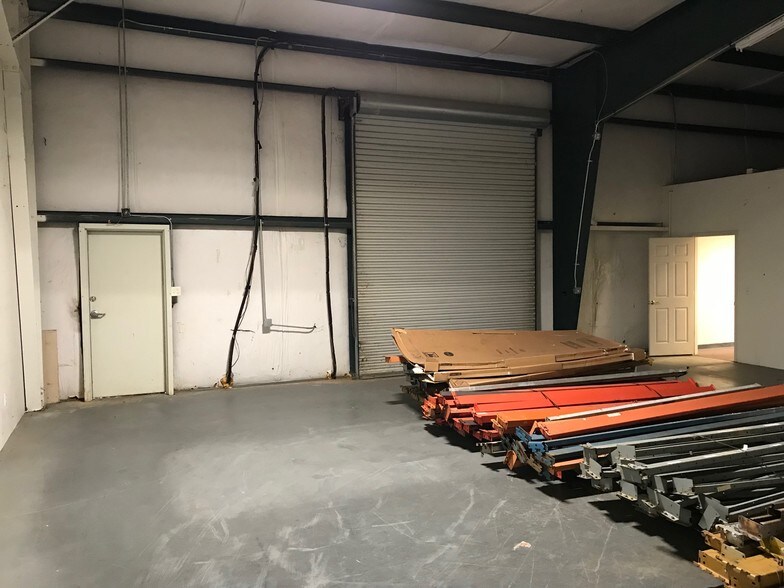 More Photos Of 120 Robinson Ct, Fayetteville Warehouse For Lease