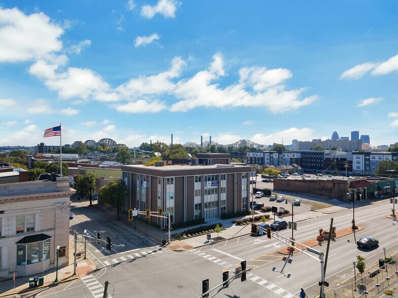 More Photos Of 443 Spring St, Jeffersonville Office For Lease