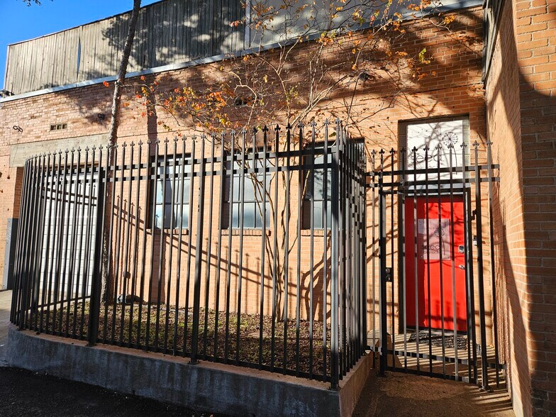 More Photos Of 3116 Commerce St, Dallas Office For Lease