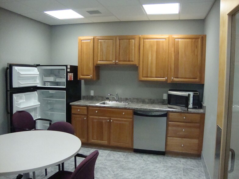 More Photos Of 282 N Broadway, Salem Auto Dealership For Lease