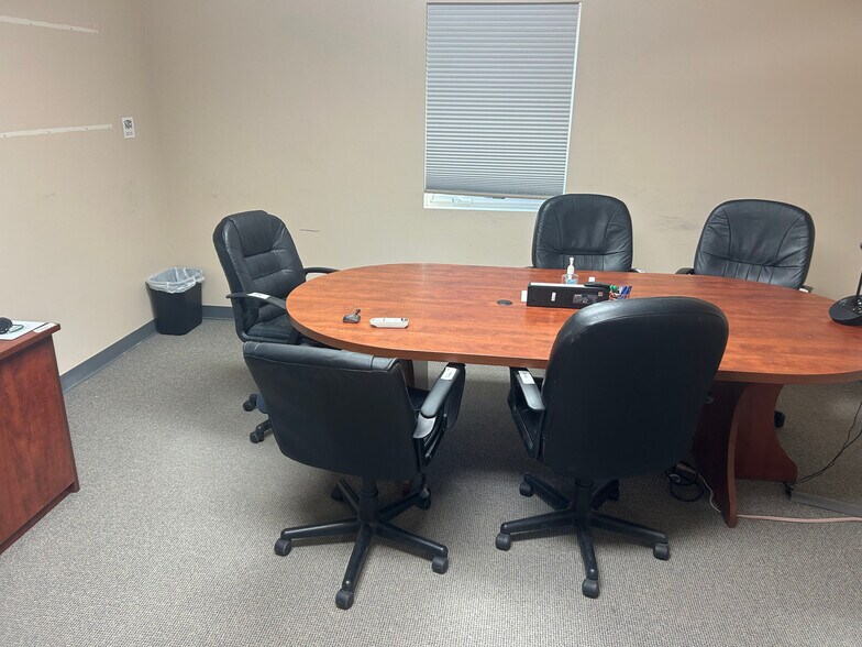 More Photos Of 257 E Randolph St, Nappanee Light Manufacturing For Sale