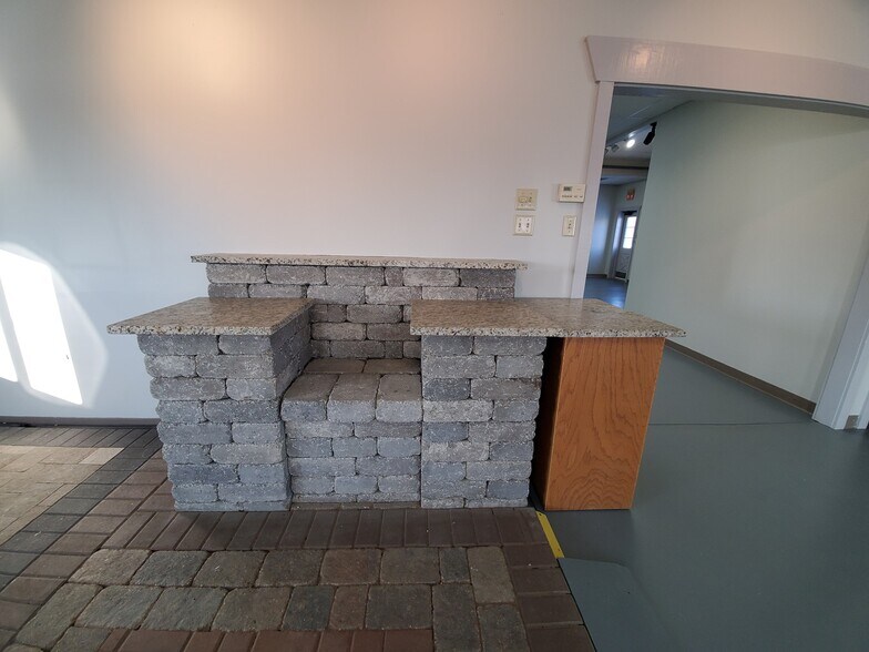 More Photos Of 1804 N Towanda Barnes Rd, Bloomington Flex For Lease