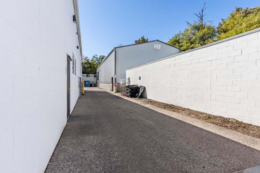 More Photos Of 5095 Crookshank Rd, Cincinnati Light Manufacturing For Sale