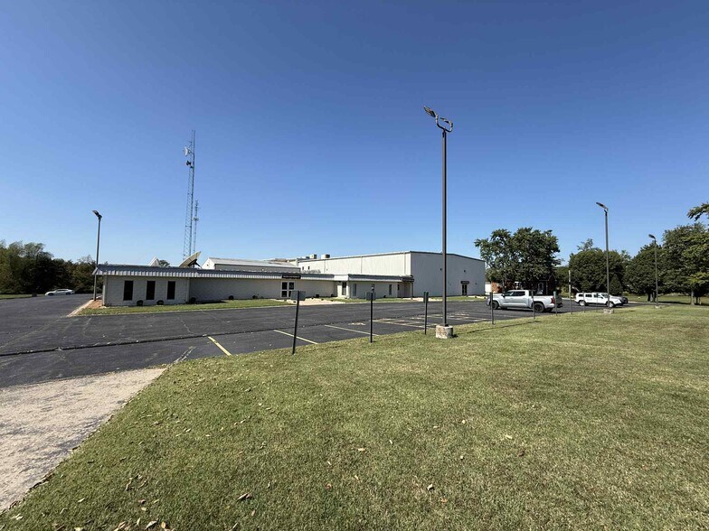 Primary Photo Of 11717 IL-37, Marion Flex For Sale