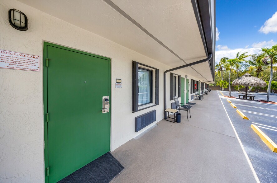 More Photos Of 333 SE 1st Ave, Florida City Hotel For Sale