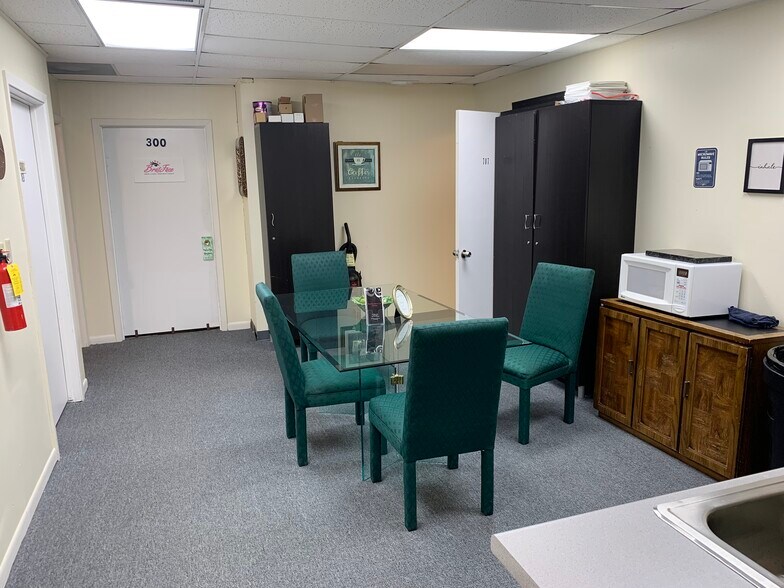 More Photos Of 20811 Dawn Dr, Lago Vista Office For Sale