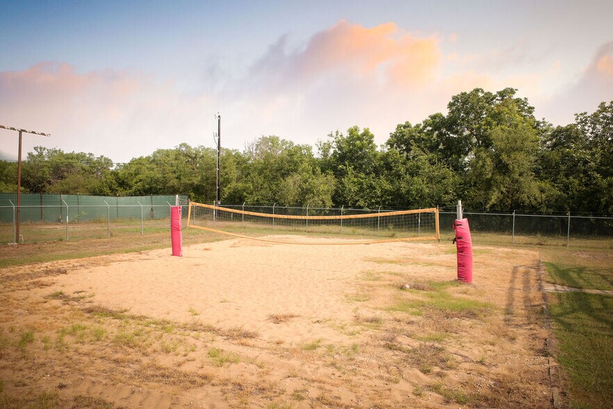 More Photos Of 7070 S US Highway 83, Concan Hotel For Sale