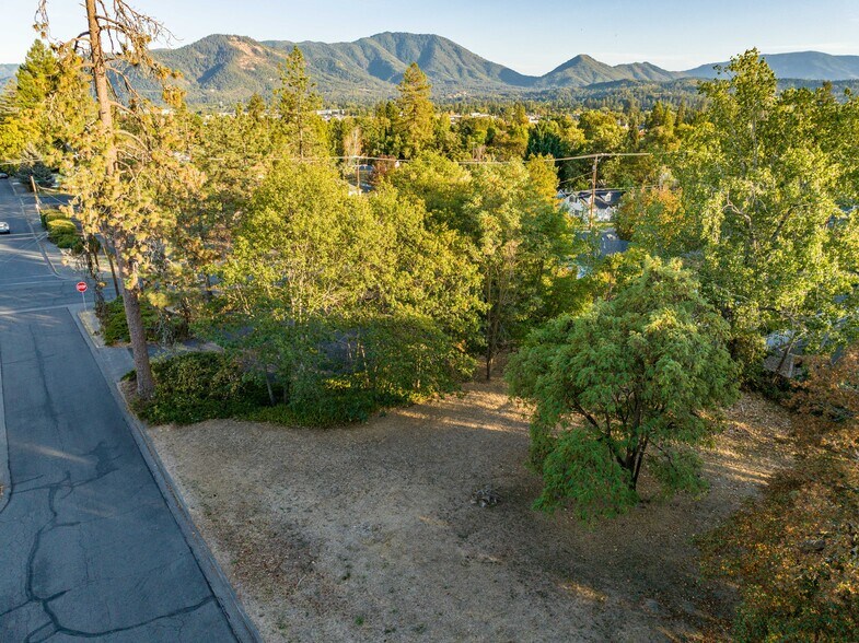 More Photos Of 700 NW Dimmick St, Grants Pass Specialty For Sale