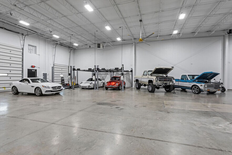 More Photos Of 3455 Centerpoint Dr, Grove City Warehouse For Lease