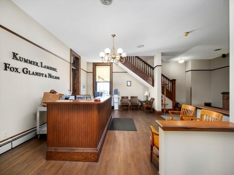 More Photos Of 921-931 8th St, Manitowoc Office For Lease