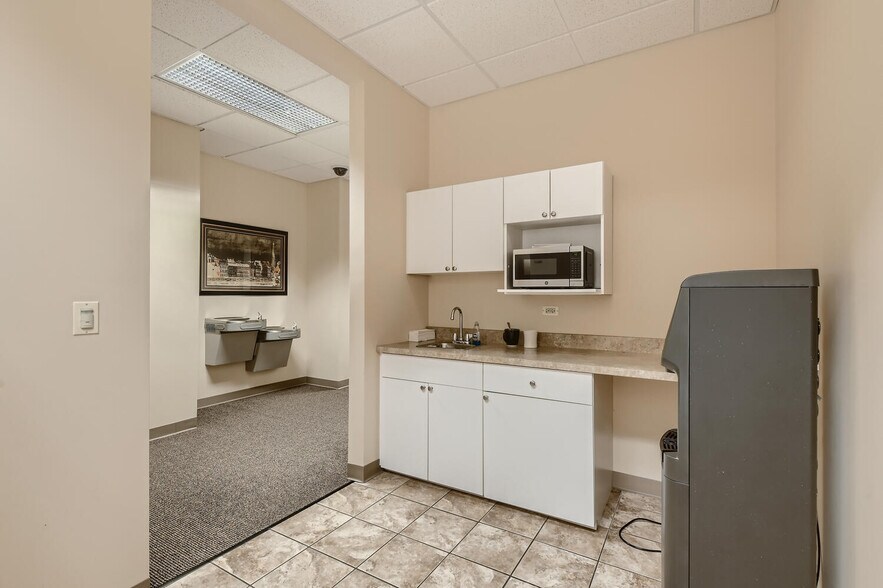 More Photos Of 108 S Wynstone Park Dr, North Barrington Office For Lease