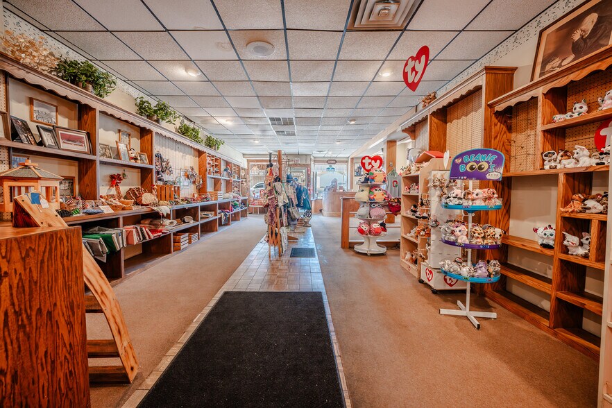 More Photos Of 176 N Market St, Shreve General Retail For Sale