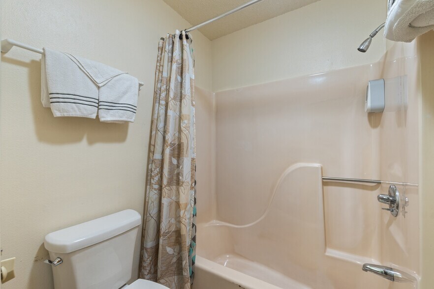 More Photos Of 3031 E Van Buren, Eureka Springs Hotel For Sale