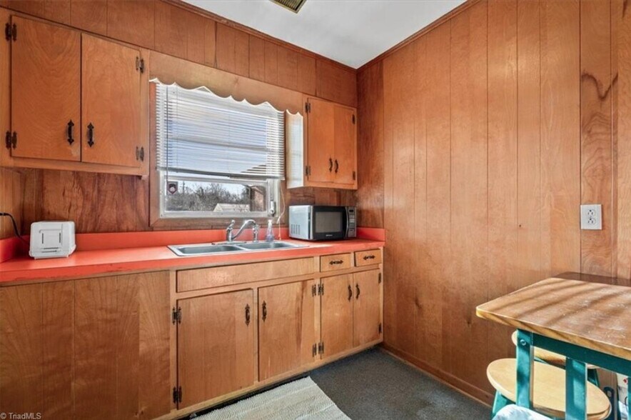 More Photos Of 1006 S Main St, Burlington Office For Sale