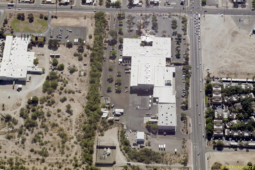 More Photos Of 4850 S Park Ave, Tucson Manufacturing For Lease