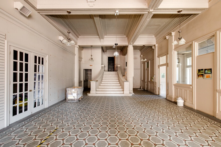 More Photos Of 113 W Bank St, Petersburg Warehouse For Sale