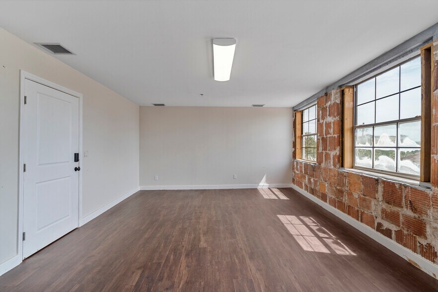 More Photos Of 909 E New Haven Ave, Melbourne Storefront Retail Residential For Lease