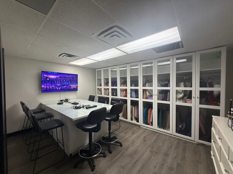 More Photos Of 325 W Melinda Ln, Phoenix Manufacturing For Lease