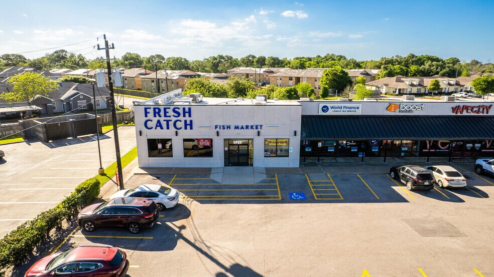 More Photos Of 2215-2321 N Alexander Dr, Baytown Storefront For Sale