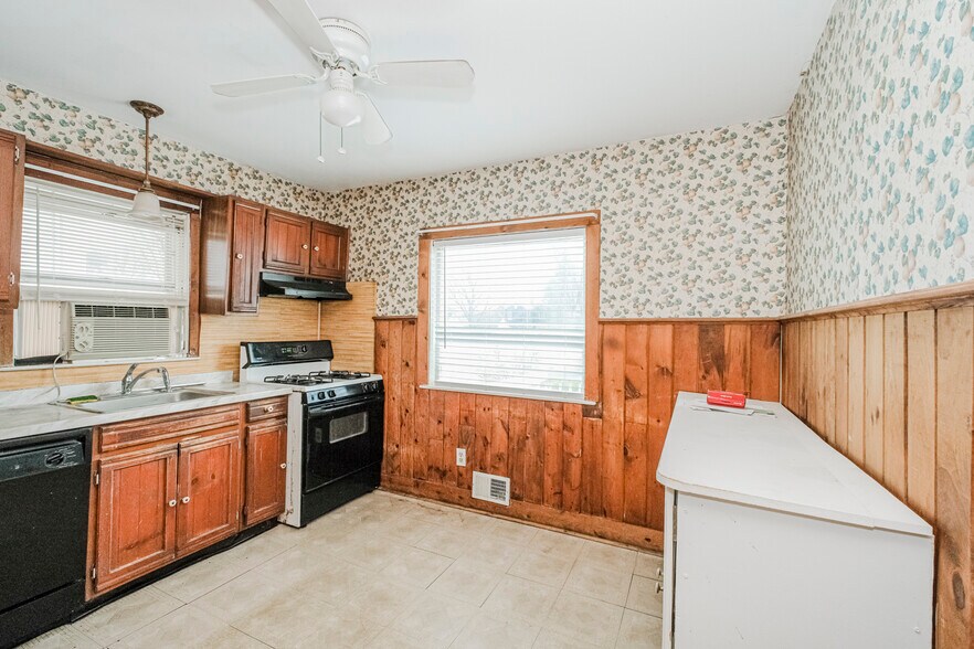 More Photos Of 20 N Main St, Marlboro Office For Sale