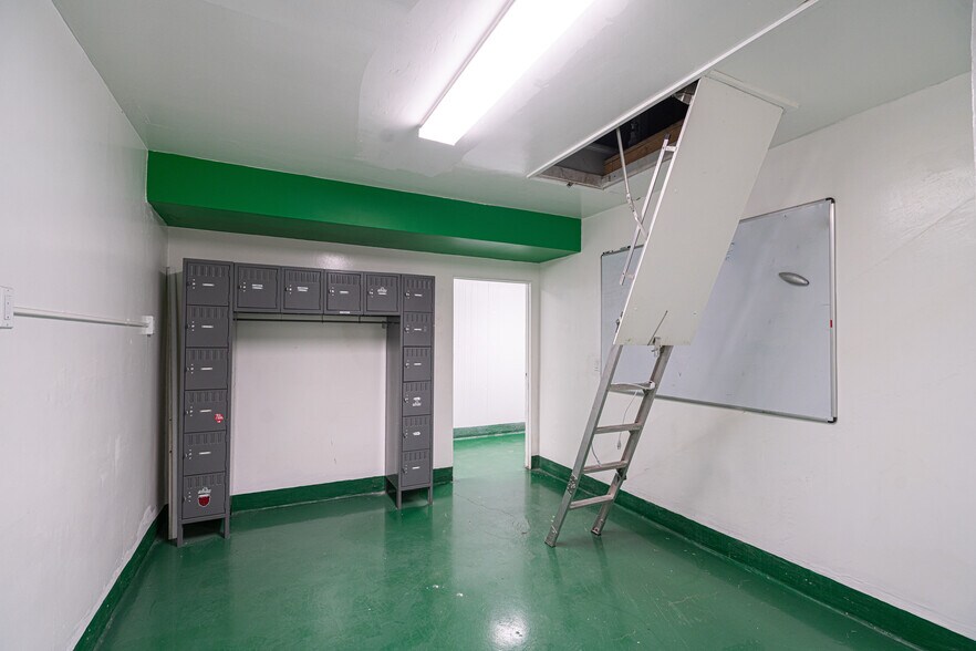 More Photos Of 5885 N Paramount Blvd, Long Beach Warehouse For Sale