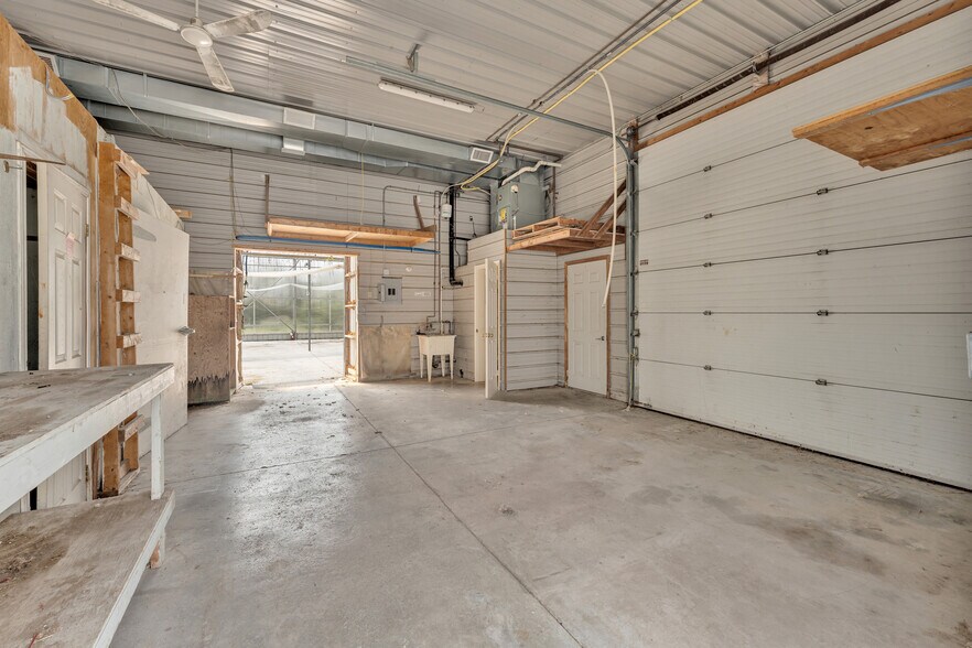 More Photos Of 585 Seacliff Dr, Kingsville Freestanding For Sale