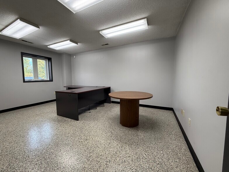 More Photos Of 10435 Bronzewood Dr, Dubuque Warehouse For Sale