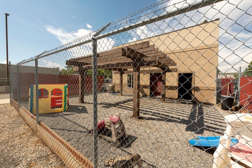 More Photos Of 5951 S Stratler St, Salt Lake City Veterinarian Kennel For Sale