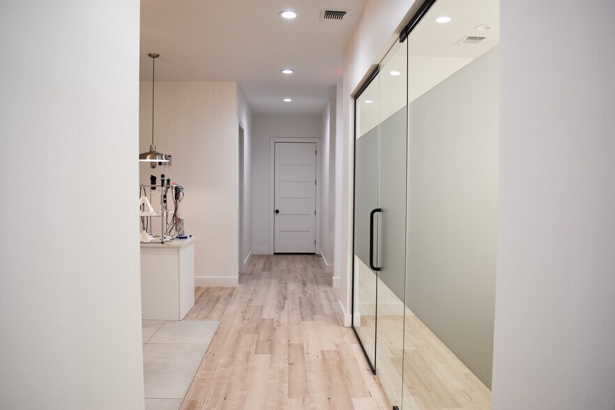 More Photos Of 8341 Upland Ave, Lubbock Office For Sale