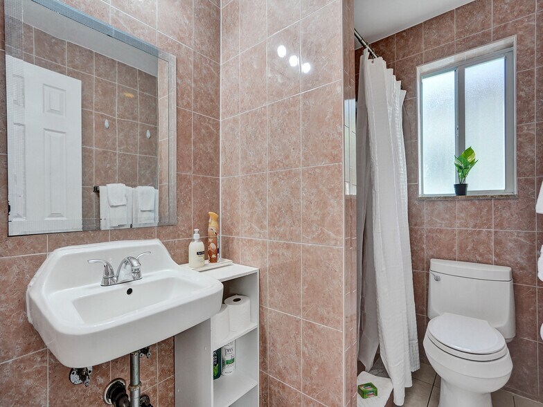 More Photos Of 326 Coolidge St, Hollywood Hotel For Sale