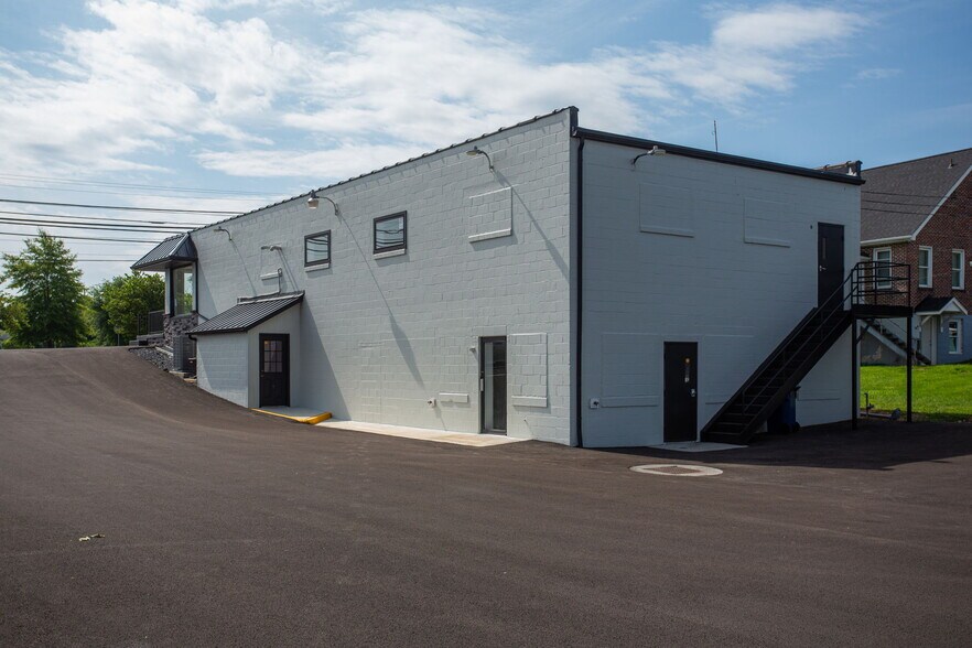 More Photos Of 384 Main st, Timberville Freestanding For Lease
