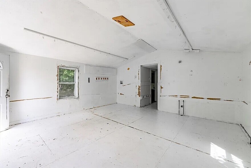 More Photos Of 95 Baskin Dr, Chicopee Office Residential For Sale