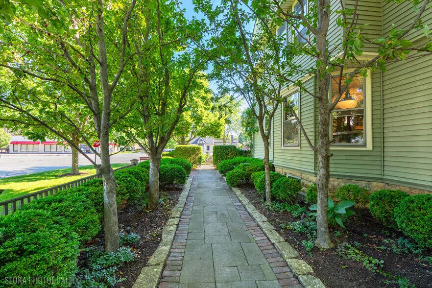 More Photos Of 428 W State St, Geneva Freestanding For Sale