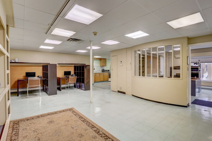 More Photos Of 329 Otter St, Bristol Flex For Lease