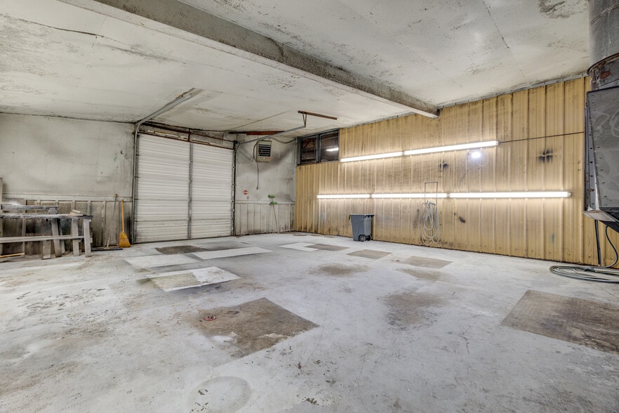 More Photos Of 805 Elm St, Bastrop Distribution For Sale