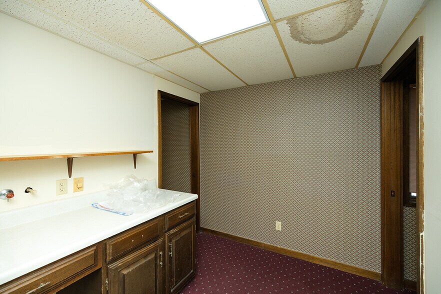 More Photos Of 504 N Poplar St, Peabody Medical For Sale