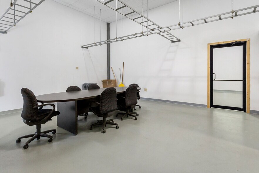 More Photos Of 8424 N HWY 69, Pollok Flex For Sale