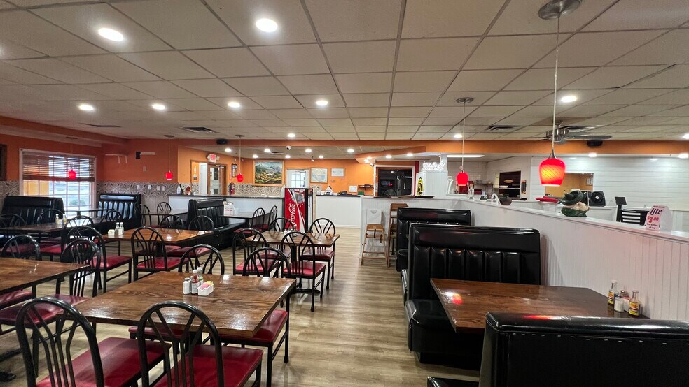More Photos Of 2209 Meadow Dr, Louisville Restaurant For Lease