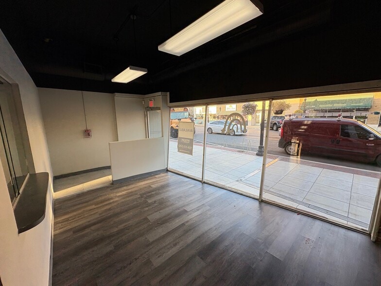 More Photos Of 117-119 N Main St, Sand Springs Storefront Retail Residential For Lease