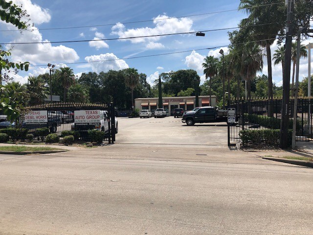 More Photos Of 8939 Long Point Rd, Houston Freestanding For Lease