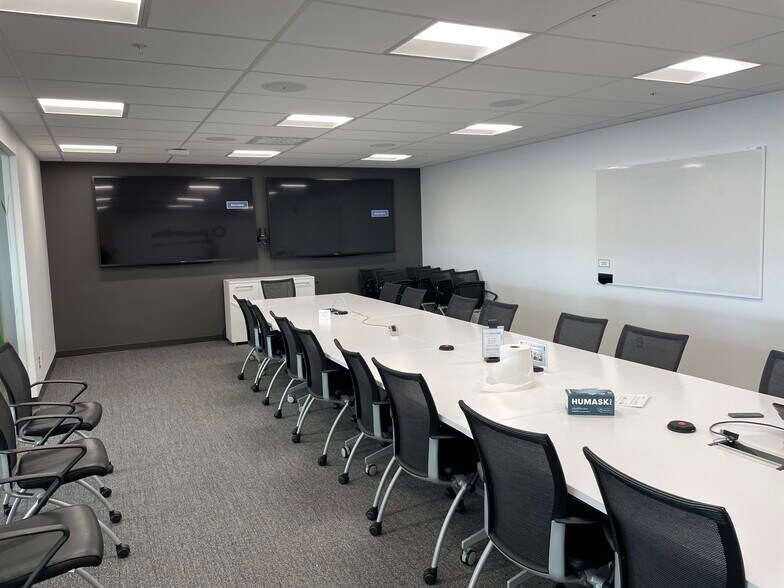 More Photos Of 1984 5E Rue, Lévis Office For Lease