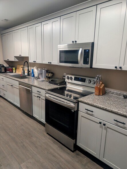 More Photos Of 81 5th Ave, Collinsville Manufacturing For Sale