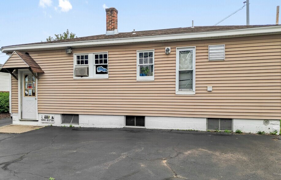 More Photos Of 2590 Western Ave, Village of Altamont Freestanding For Sale