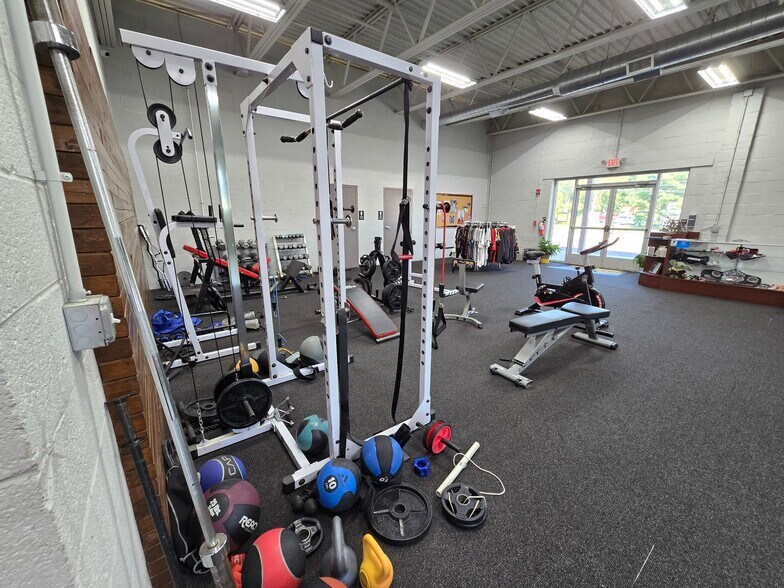 More Photos Of 1020 Industrial Blvd, Southampton Warehouse For Lease