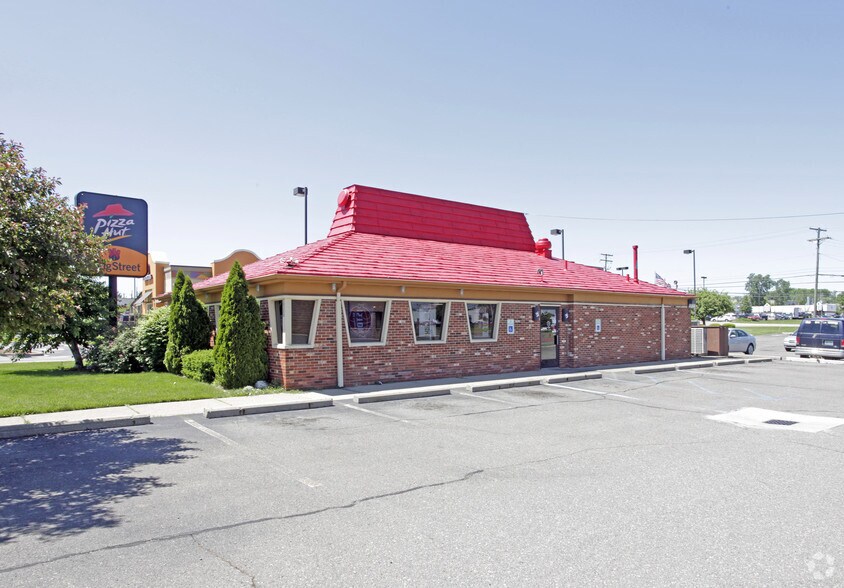 Primary Photo Of 38300 W 10 Mile Rd, Farmington Restaurant For Sale