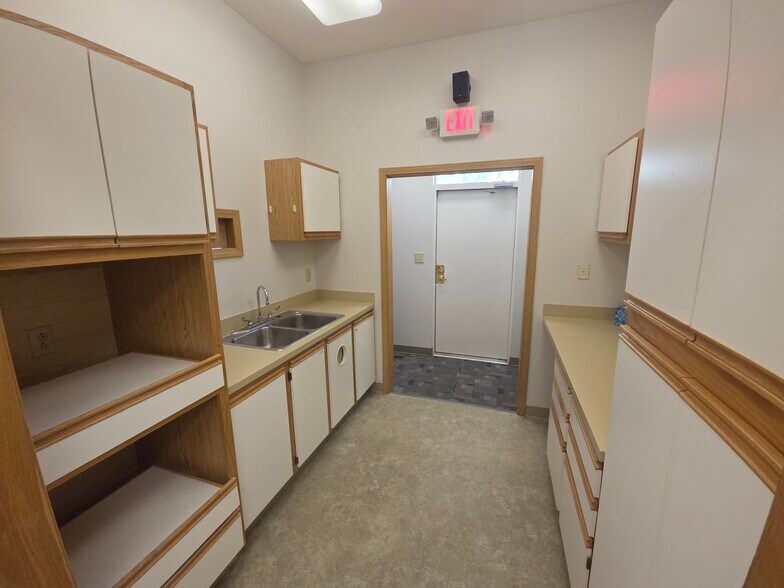 More Photos Of 4000 Parkmead Dr, Grove City Medical For Lease