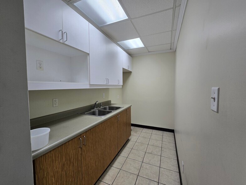 More Photos Of 9721 Prairie Ave, Highland Medical For Sale