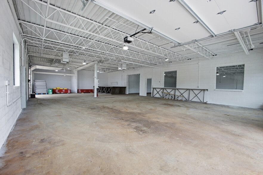 More Photos Of 5629 Raytown Rd, Raytown Industrial For Sale