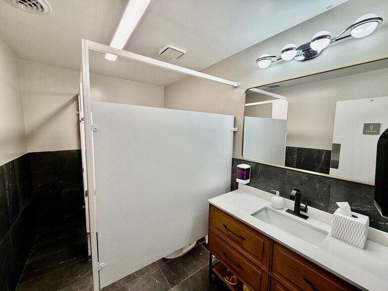 More Photos Of 2455 Stanley Ave, Dayton Auto Dealership For Sale